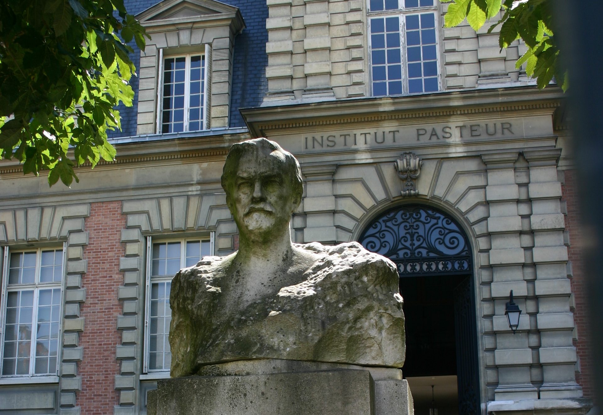 Louis%20Pasteur%27s%20bust%2C%20Institut%20Pasteur%2C%20Paris%20-%2002.JPG
